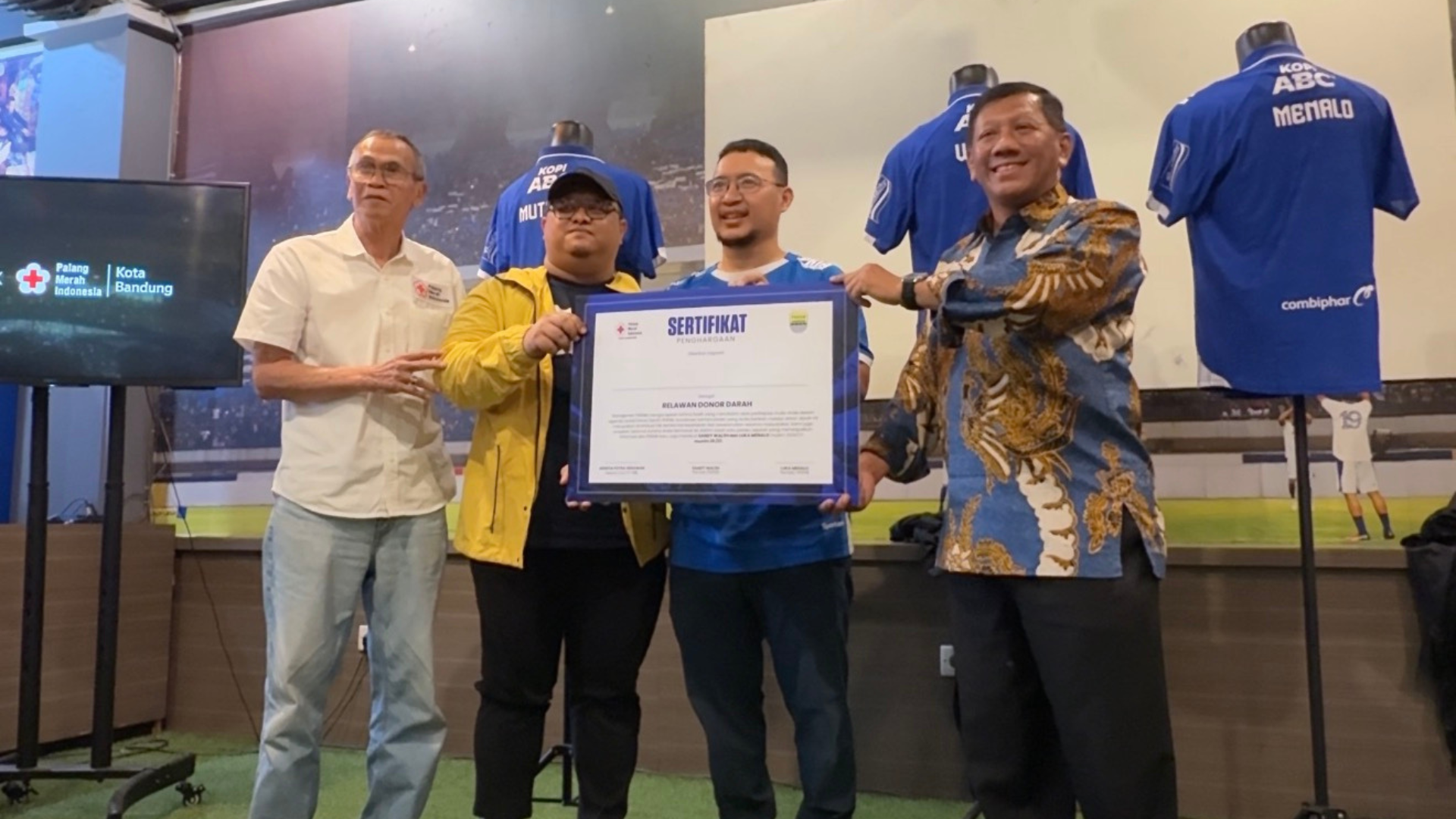 Persib Gelar Donor Darah Bersama PMI, Sekaligus Perkenalkan Sandy Walsh dan Luka Menalo